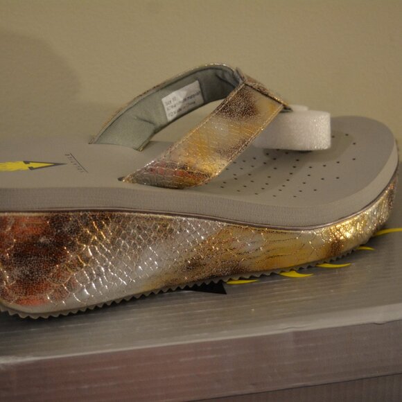 VOLATILE Frappachino Wedge Sandals Women’s 10 Metallic Snake Thong Slip-On NIB - Picture 2 of 7